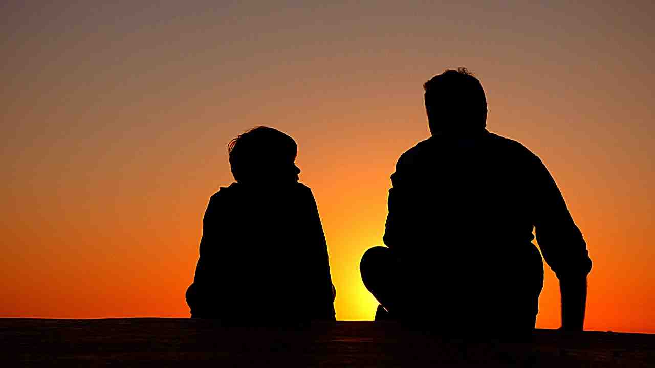 silhouette, père et fils, coucher du soleil